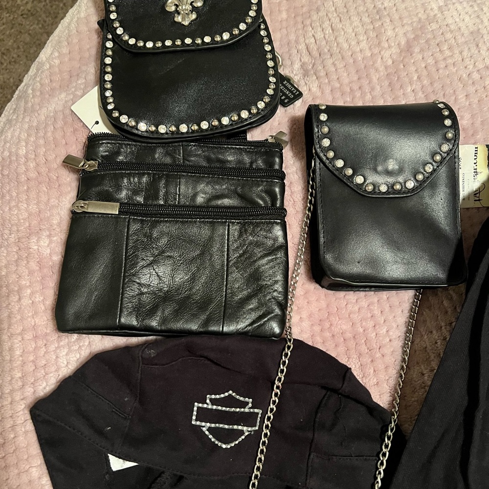 2xHD head-wrap, 4 belt purses HD belt with buckle. 2shirts one free.